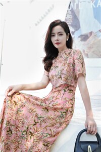 碎花气质连衣裙，女装连衣裙，蓝芝衣秀