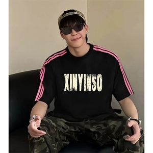 抖音得物品质二开240克宽松纯棉美式潮牌印花三条杠中性风短袖T恤图片