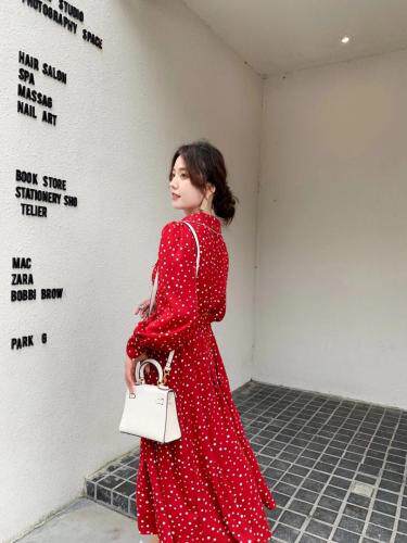 它来了大爱这个波点长裙?小翻领V型的设计·拥有天鹅颈不是问，其它，潘大利