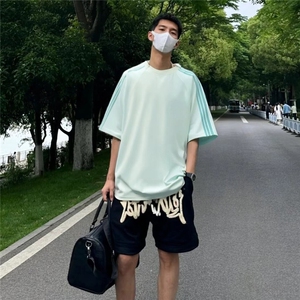 抖音得物品质二开240克宽松纯棉美式潮牌印花三条杠中性风短袖T恤图片