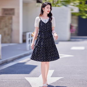 甜美减龄显瘦小个子碎花裙女夏新款轻薄a字裙泡泡袖假两件连衣裙图片