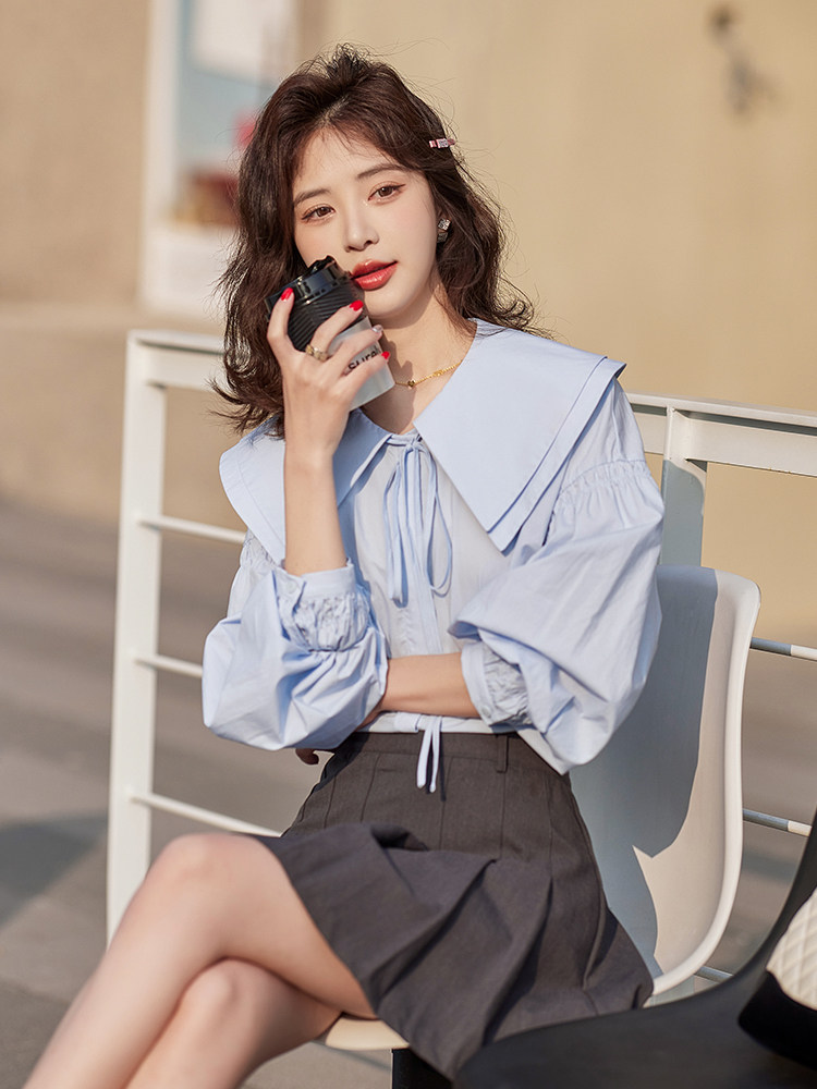 现货蓝色娃娃领长袖衬衫女复古设计感小众春季2024新款宽松衬衣,女装衬衫,梦懿尔