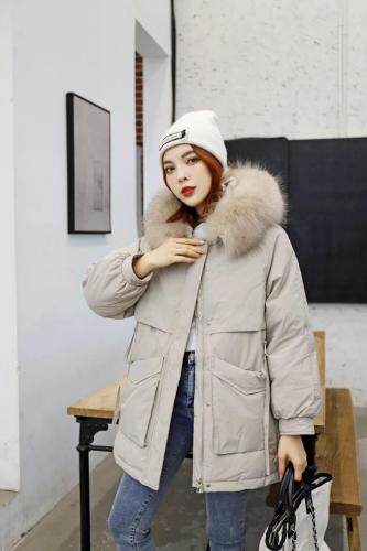 2021新款上新大毛领口袋双拉链后背标识设计90绒羽绒服，女装羽绒服，红雀纺