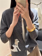 2025年秋季常规时尚百搭通勤新款手绣小狗开衫，女装羊绒衫，窄众羊绒