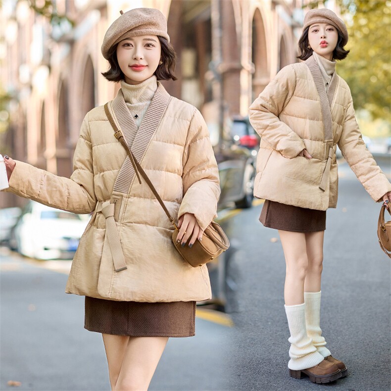 2024年冬季A字小个铜氨丝羽绒服冬装女浴袍式系带收腰V领复古提花，女装羽绒服，韩蜜菓