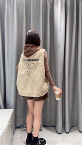 拼接款刺绣皮毛一体马甲 百搭单品图片