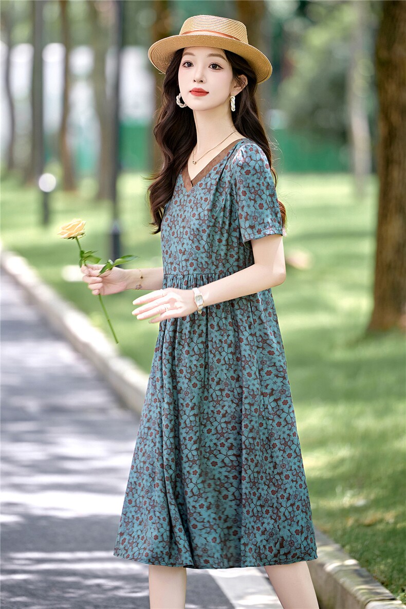 复古印花连衣裙女2025夏季新款V领气质宽松遮肚显瘦休闲碎花裙子,女装连衣裙,木橙西子