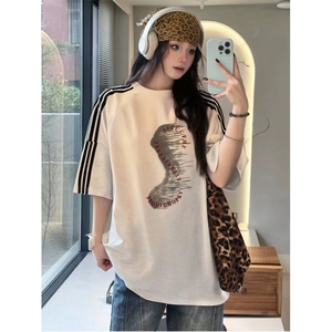 抖音得物品质二开240克宽松纯棉美式潮牌印花三条杠中性风短袖T恤图片