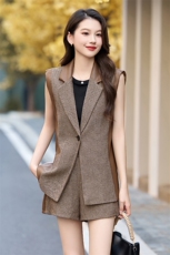 现货大量现货2025新款季穿搭拼皮套装无袖马甲短裤两件套，女装套装/套裙，韩美纤衣