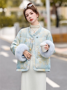 现货。2025年潮冬季真狐狸毛重工刺绣短款新中式羽绒服新款图片