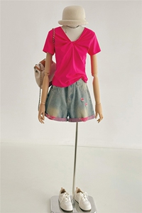 简约时尚休闲套装女夏玫红色V领扭结设计短袖上衣牛仔短裤两件套图片