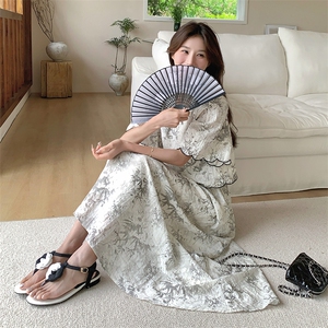 新中式禅意女2025夏季搭配一整套国风水墨画上衣半身裙,黑色打底白色袜子搭配图片