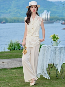 （新款现货）2026夏装潮流V领蕾丝上衣+屁帘棉麻阔腿裤套装两件套图片