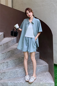 休闲浅蓝色牛仔衬衫两件套女2025年夏新款时尚减龄高腰短裤套装图片