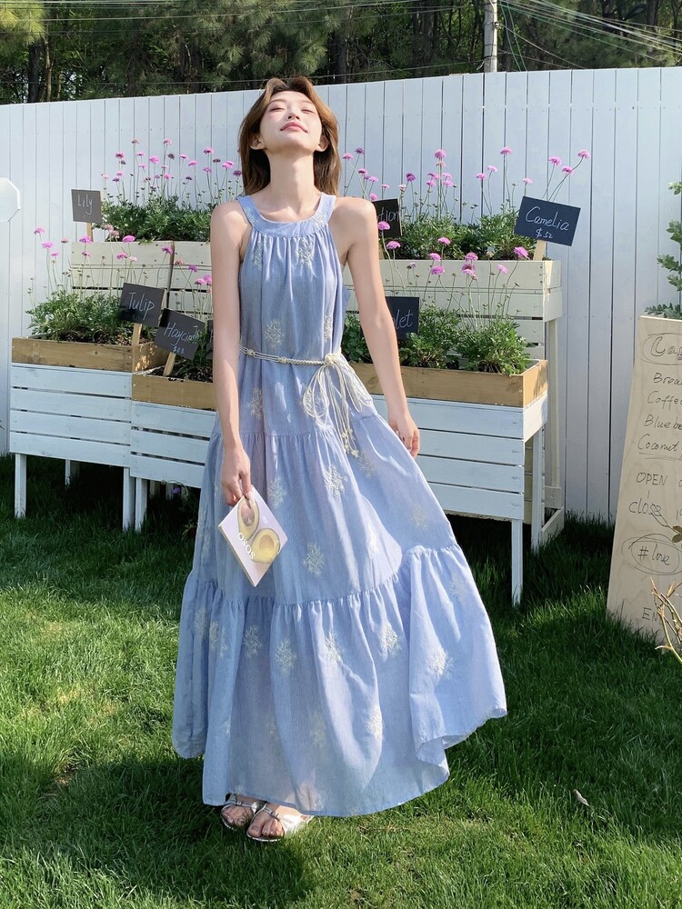 蓝色气质海边度假风绣花挂脖连衣裙女2025夏新款松弛感时尚A字裙,女装连衣裙,蝶眷