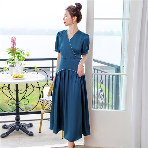 2023年夏季韩版通勤V领中长款连衣裙中长款通勤V领96%及以上高腰，女装连衣裙，火爆靓佳人