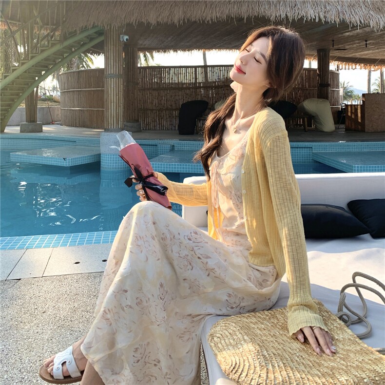 温柔风黄色碎花吊带裙套装女夏针织开衫气质海边度假连衣裙两件套,女装套装/套裙,维壹