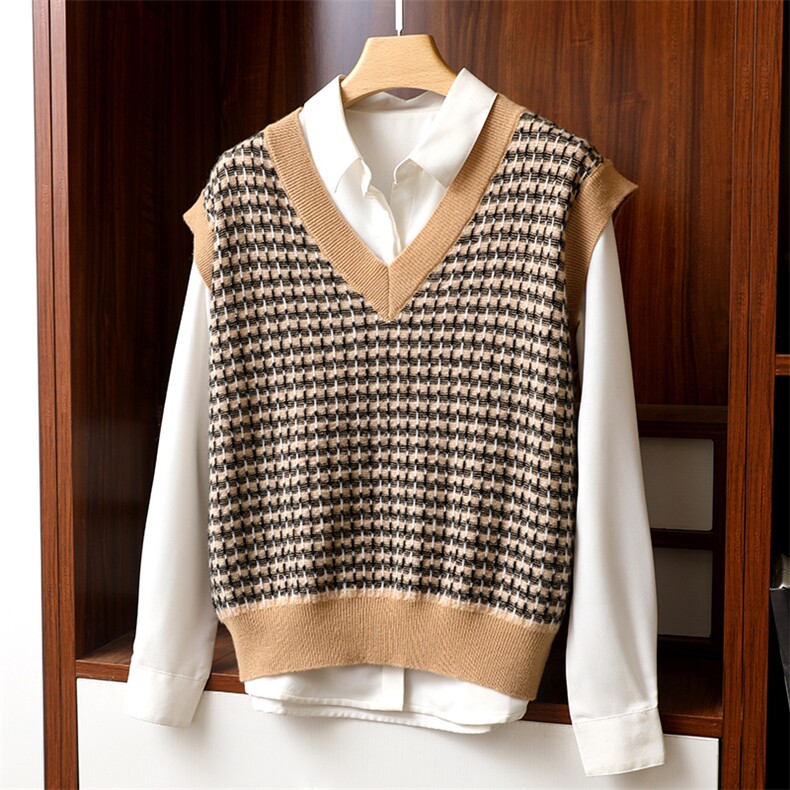 时尚V领格子显瘦套头马甲女秋冬季新款百搭气质针织背心外套，女装马甲，德聚羊绒