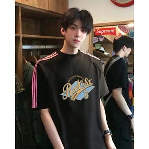 抖音得物品质二开240克宽松纯棉美式潮牌印花三条杠中性风短袖T恤图片