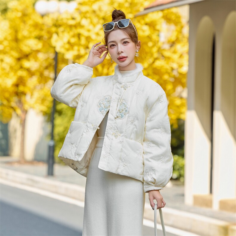 【bao款现货】2024新款冬装新中式刺绣盘扣羽绒服白鸭绒拼水貂毛,女装羽绒服,雅静靓衣