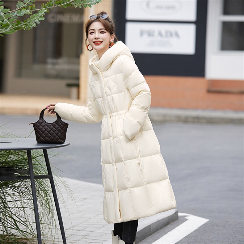 粉色高端刺绣长款羽绒服女2024冬新款加厚修身收腰过膝白鸭绒外套,女装羽绒服,贝蕾酷儿