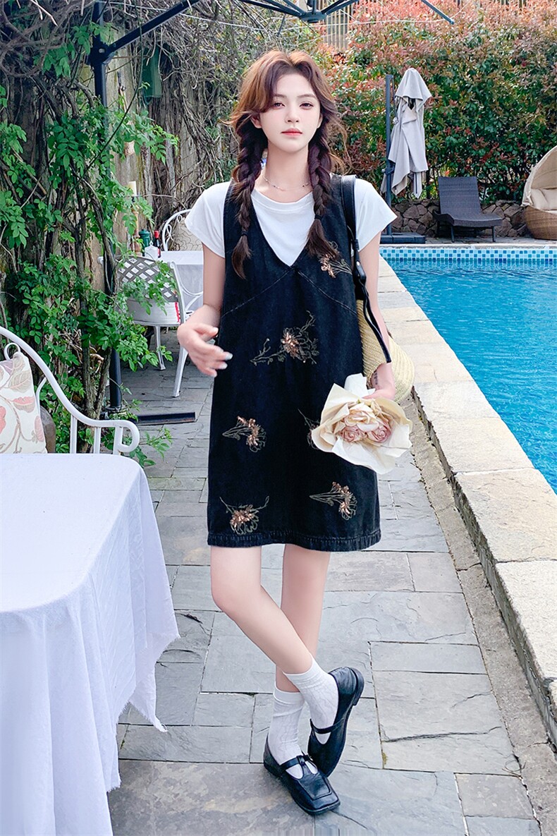 甜美刺绣牛仔背心连衣裙女2025夏季新款巨好看韩系复古减龄直筒裙,女装连衣裙,2D009