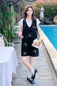 甜美刺绣牛仔背心连衣裙女2025夏季新款巨好看韩系复古减龄直筒裙图片