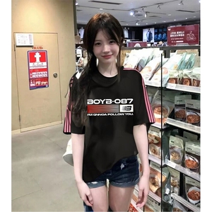 抖音得物品质二开240克宽松纯棉美式潮牌印花三条杠中性风短袖T恤图片