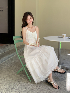 法式温柔风白色吊带连衣裙女2025夏季新款度假风直筒显瘦V领长裙图片