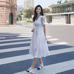 蓝色中长款2025新款收腰短袖连衣裙夏季过膝v领气质显瘦a字裙子女图片