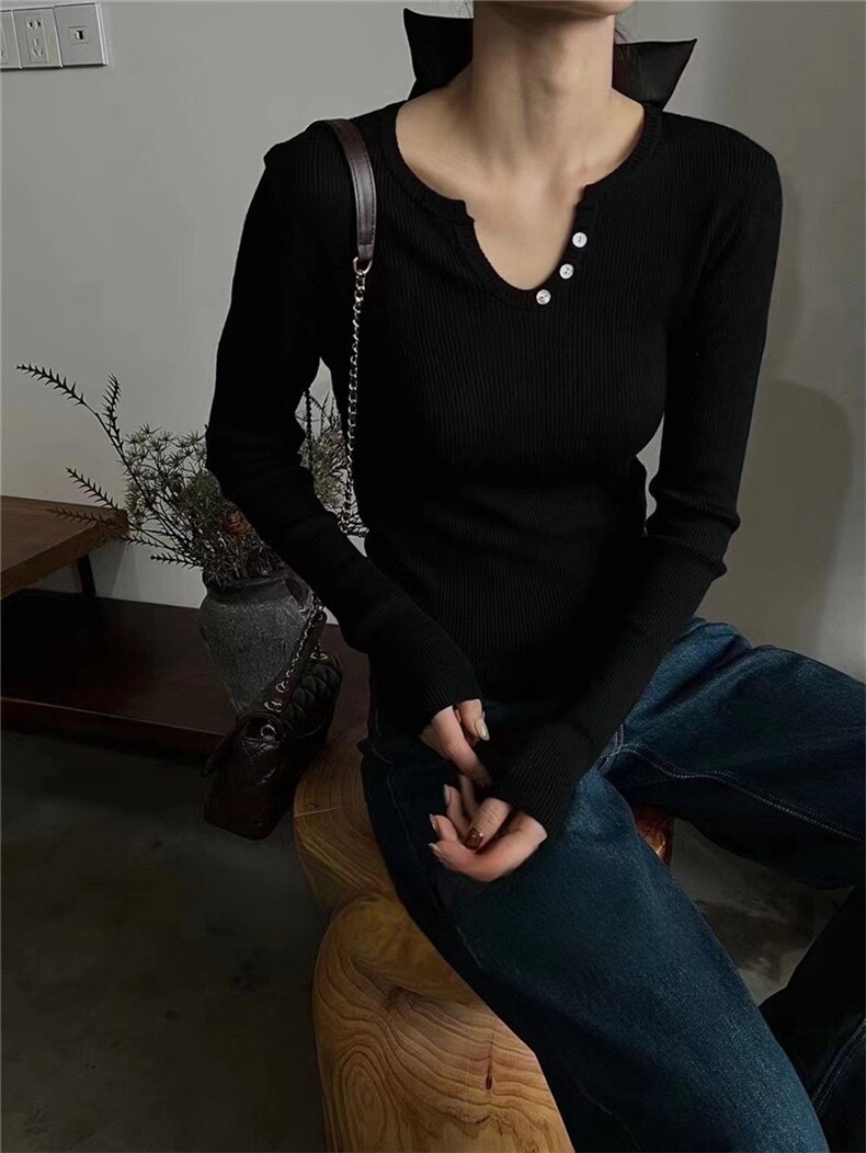 时尚显瘦百搭精纺羊毛小V领扣子打底衫图片