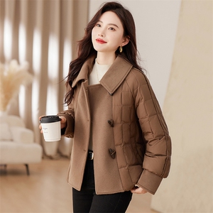 时尚毛呢拼接羽绒服女2023新款冬季宽松保暖白鸭绒短外套冬装,白色长筒过膝袜搭配短裙图片