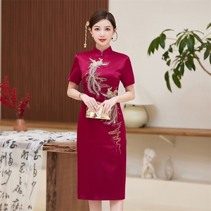 婚宴旗袍连衣裙高贵洋气妈妈礼服大码红色手工绣花醋酸绸缎图片