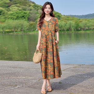妈妈棉麻碎花连衣裙女2024夏季新款中老年休闲宽松遮肚子印花裙子图片