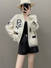 2025年秋季通勤宽松型套头长袖棒球领带花开衫，女装针织衫/毛衣，织绒羊