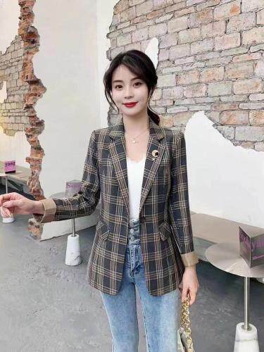 早秋西服外搭图片