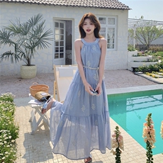 蓝色气质海边度假风绣花挂脖连衣裙女2025夏新款松弛感时尚A字裙，女装连衣裙，蝶眷