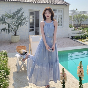蓝色气质海边度假风绣花挂脖连衣裙女2025夏新款松弛感时尚A字裙图片