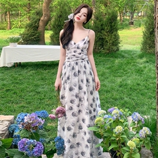 2024夏季新款时尚吊带连衣裙甜美印花修身显瘦长裙，女装连衣裙，倪叶myz
