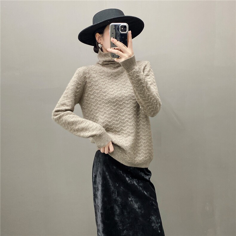 2025年秋季纯色翻领纯色长袖时尚百搭，女装针织衫/毛衣，织绒羊