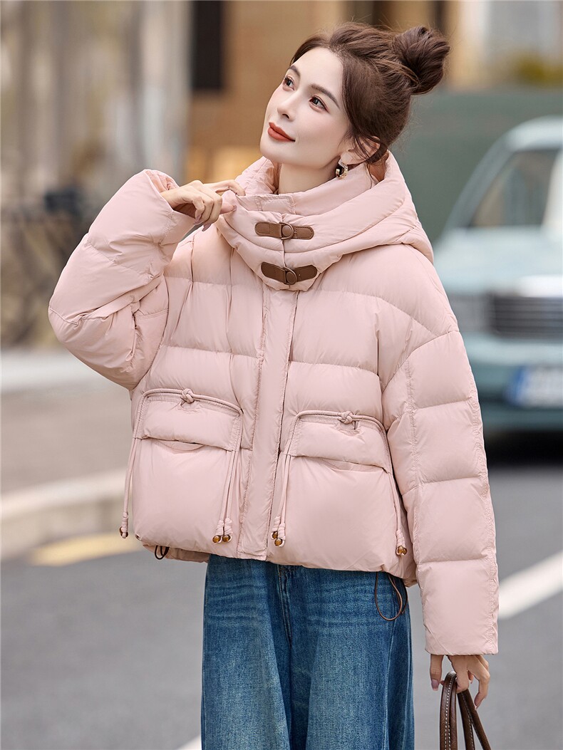 现货新中式G风羽绒服女装2025新款冬季盘扣气质高级感白鸭绒外套,女装羽绒服,仟媚宠