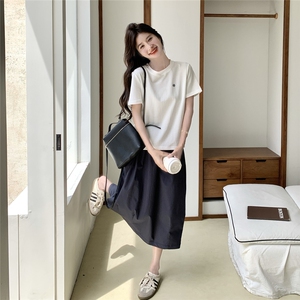 学院风T恤半身裙套装女夏2025新款松驰感两件套俏皮减龄超火流行图片