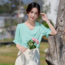 2025年夏季时尚气质V领立体花百搭减龄上衣，女装衬衫，火爆靓佳人