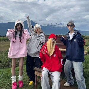 美式短款灰色连帽卫衣外套女春秋2025新款加绒宽松拉链开衫上衣图片