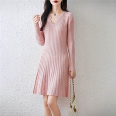 2025年秋季休闲风中长款长袖V领时尚百搭通勤，女装连衣裙，绒汀羊绒