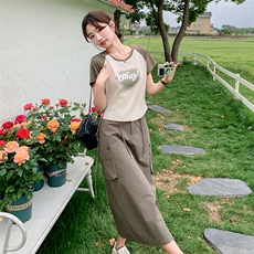 ootd穿搭T恤配咖色工装包臀半身裙2025年小清新减龄休闲两件套女，女装套装/套裙，2C129