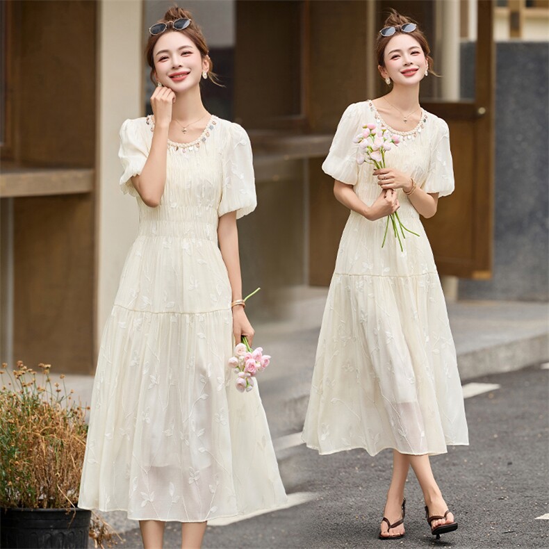 浅蓝色刺绣连衣裙女夏中长款2025今年流行巨好看减龄甜美a字裙子,女装连衣裙,布芭啦