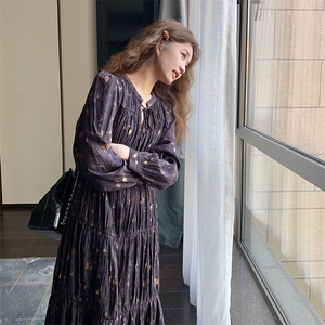 黑色碎花连衣裙春秋女2024新款V领法式浪漫小个子中长款碎花裙潮图片