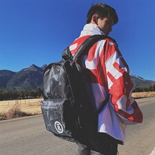 黑色