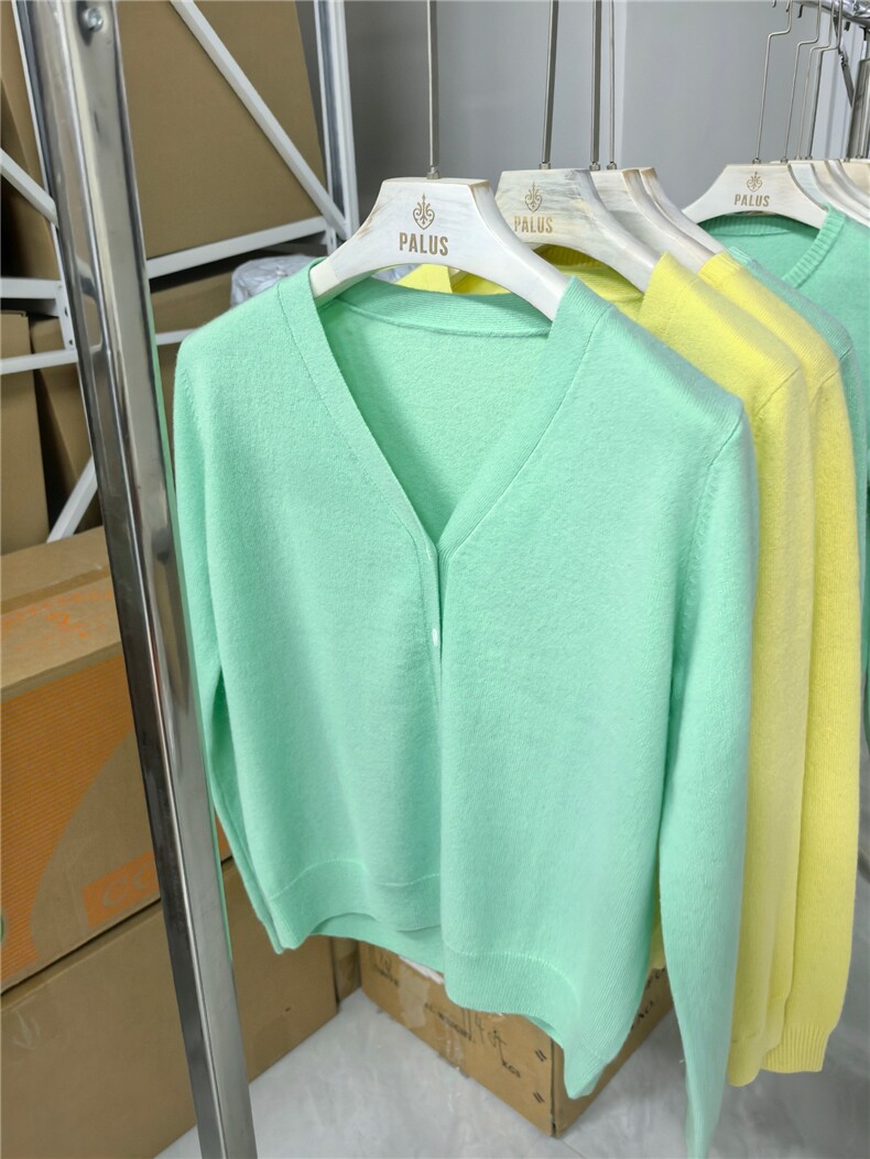 2025年秋季时尚百搭通勤简约休闲V领开衫，女装羊绒衫，麦德绒